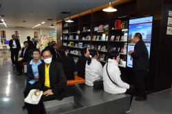 บรรณารักษ์หอสมุดกล่าวต้อนรับคณะครูเกษียณจังหวัดอ่างทอง