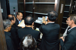 บรรณารักษ์บรรยายข้อมูลเกี่ยวกับทรัพยากรสารสนเทศ ประเภทหนังสือหายาก