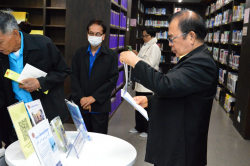 ครูเกษียณจังหวัดอ่างทองให้ความสนใจการเขียนชวเลขในรัฐสภา