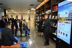 บรรณารักษ์หอสมุดกล่าวต้อนรับคณะองค์การบริหารส่วนตำบลนาดี อำเภอนาดี จังหวัดปราจีนบุรี