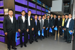 คณะองค์การบริหารส่วนตำบลนาดี อำเภอนาดี จังหวัดปราจีนบุรีถ่ายภาพบริเวณรายงานการประชุมวุฒิสภา