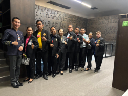 นางรำพูล ตันติวณิชชานนท์ สมาชิกสภาผู้แทนราษฏร และคณะถ่ายภาพเป็นที่ระลึกบริเวณชั้น 9 ลอย