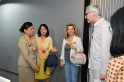 บรรณารักษ์หอสมุด กล่าวต้อนรับคณะคณาจารย์ของมหาวิทยาลัยสุโขทัยธรรมาธิราช และบุคลากรจากสาธารณรัฐฮังการี