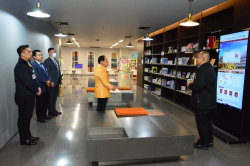 บรรณารักษ์หอสมุด กล่าวต้อนรับ นายบุญส่ง  น้อยโสภณ รองประธานวุฒิสภา คนที่สอง และคณะ