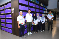 คณะครูและนักเรียนชั้นประถมศึกษาปีที่ 6 โรงเรียนช่องแมว ถ่ายภาพเป็นที่ระลึกบริเวณรายงานการประชุมวุฒิสภา