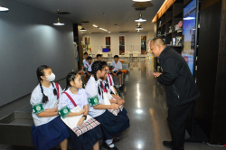 บรรณารักษ์หอสมุดรัฐสภา กล่าวต้อนรับคณะครูและคณะกรรมการสภานักเรียน