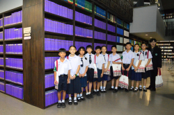 ครูและคณะกรรมการสภานักเรียน ถ่ายภาพเป็นที่ระลึกบริเวณรายงานการประชุมวุฒิสภา