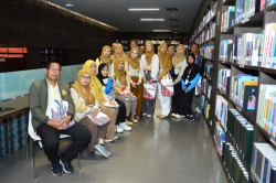 ผู้อำนวยการ ครูและนักเรียน จากโรงเรียนบ้านกระหวะ ถ่ายภาพเป็นที่ระลึกบริเวณ ชั้น 9 ลอย