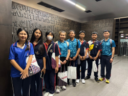 คณะครูและนักเรียน โรงเรียนบ้านนาหวายถ่ายภาพเป็นที่ระลึกบริเวณชั้น 9 ลอย