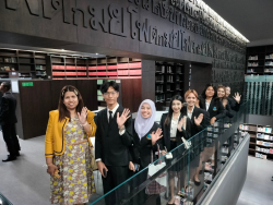 คณะอาจารย์และนักศึกษาหลักสูตรรัฐประศาสนศาสตรบัณฑิต คณะมนุษยศาสตร์และสังคมศาสตร์ มหาวิทยาลัยราชภัฏสงขลา ถ่ายภาพเป็นที่ระลึกบริเวณชั้น 9 ลอย