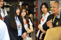 นางสาววิสาระดี เตชะธีราวัฒน์ สมาชิกสภาผู้แทนราษฎร ระหว่างเยี่ยมชมหนังสือหายาก