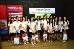 คณะครูและนักเรียนระดับชั้นมัธยมศึกษาปีที่ 6 โรงเรียนสาธิตนานาชาติ มหาวิทยาลัยมหิดล ถ่ายภาพร่วมกันเป็นที่ระลึกบริเวณหน้าหอสมุดรัฐสภา