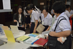 คณะนักเรียนและผู้ปกครองโรงเรียนสตรีวิทยาให้ความสนใจในรายงานการประชุมสภาผู้แทนราษฎร ครั้งที่ 1