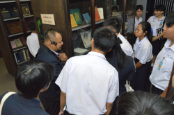 บรรณารักษ์นำชมและบรรยายข้อมูลสารสนเทศ บริเวณชั้นหนังสือหายาก