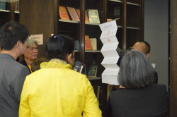 บรรณารักษ์ให้คำแนะนำสารสนเทศบริเวณชั้นหนังสือหายากของหอสมุดรัฐสภา