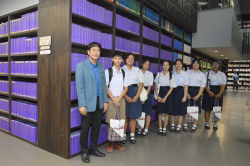 คณะผู้บริหาร ครู และคณะกรรมการสภานักเรียนโรงเรียนอุทัย ถ่ายภาพเป็นที่ระลึกบริเวณรายงานการประชุมวุฒิสภา