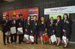 อาจารย์ ดร. เลแกน  สุธรรม และคณะคณาจารย์ เจ้าหน้าที่และนักศึกษา ถ่ายภาพร่วมกันเป็นที่ระลึกบริเวณหน้าหอสมุดรัฐสภา