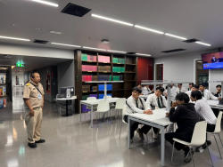 บรรณารักษ์หอสมุด กล่าวต้อนรับคณะอาจารย์ และนักศึกษา มหาวิทยาลัยราชภัฏราชนครินทร์ และแนะนำทรัพยากรในหอสมุด
