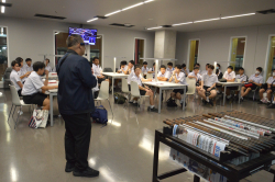 บรรณารักษ์หอสมุด กล่าวต้อนรับนักเรียนมัธยมศึกษาชั้นปีที่ 4 โรงเรียนสวนกุหลาบวิทยาลัย