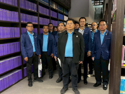 คณะผู้เข้ารับการฝึกอบรมโครงการฝึกอบรมเชิงปฏิบัติการ หลักสูตรผู้อำนวยการโครงการ รุ่นที่ 22 ประจำปีงบประมาณ พ.ศ. 2568 กรมชลประทาน เขตดุสิต กรุงเทพมหานคร ถ่ายภาพเป็นที่ระลึกร่วมกัน