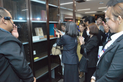 บรรณารักษ์ให้คำแนะนำและข้อมูลสารสนเทศ บริเวณชั้นหนังสือหายาก