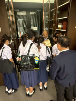 บรรณารักษ์แนะนำสารสนเทศ บริเวณชั้นหนังสือหายาก
