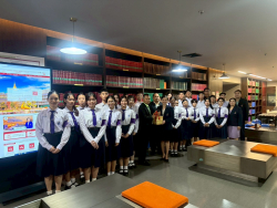 นายมาณิช อินทฉิม ที่ปรึกษาด้านระบบงานนิติบัญญัติ ให้การต้อนรับคณะครูและนักเรียนโรงเรียนสิรินธรราชวิทยาลัย จังหวัดนครปฐม