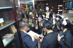 ผู้เยี่ยมชมให้ความสนใจหนังสือหายาก