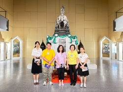 ผู้บริหาร บุคลากร และนักศึกษาฝึกงานจากสถาบันพิพิธภัณฑ์การเรียนรู้แห่งชาติ (สพร.) มิวเซียมสยาม ถ่ายภาพเป็นที่ระลึกภายในพิพิธภัณฑ์รัฐสภา