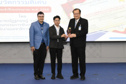 ตัวแทนจากกลุ่มงานรับรางวัลระดับดีมาก ประเภทนวัตกรรมการบริการดิจิทัล (Digital Service Innovation) เชิงสร้างสรรค์ เรื่อง รัฐสภาอวกาศไทย: ภาพยนตร์ 3 มิติ ผจญภัยข้ามจักรวาล สู่รัฐสภาไทย