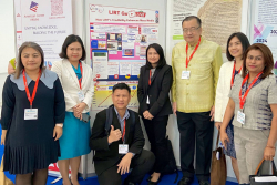 นายณัฏฐกฤษฎ์ วงศ์เจริญ รองเลขาธิการสภาผู้แทนราษฎร และคณะ ถ่ายภาพกับผลงานภาคโปสเตอร์