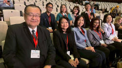 นายณัฏฐกฤษฎ์ วงศ์เจริญ รองเลขาธิการสภาผู้แทนราษฎร และคณะ เข้าร่วมการปิดประชุมในห้องประชุม Ms. Vicki McDonald ประธาน IFLA เป็นผู้กล่าวปิดการประชุม