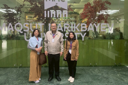 ศึกษาดูห้องสมุดมหาวิทยาลัยมักซุต นาริกบายเยฟ บริเวณด้านในห้องสมุด