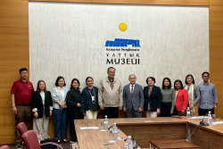Mr. Sairan Temirgaliyevich รองผู้อำนวยการพิพิธภัณฑ์สถานแห่งชาติคาซัคสถาน ถ่ายภาพร่วมกับคณะเดินทาง