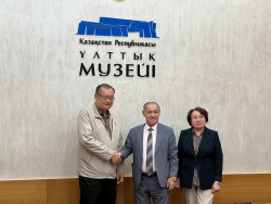 Mr. Sairan Temirgaliyevich รองผู้อำนวยการฯ ให้การต้อนรับและเล่าถึงประวัติความเป็นมาของพิพิธภัณฑ์สถานแห่งชาติคาซัคสถาน