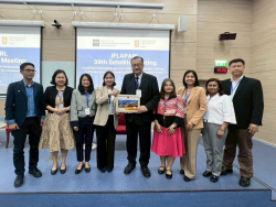 นายณัฏฐกฤษฎ์ วงศ์เจริญ รองเลขาธิการสภาผู้แทนราษฎร เป็นตัวแทนมอบของที่ระลึก ให้แก่ผู้อำนวยการห้องสมุดมหาวิทยาลัยนาซาร์บาเยฟ