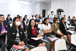 บรรยายกาศระหว่างการรับฟังการบรรยาย