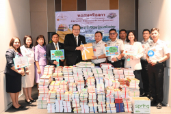 นายณัฏฐกฤษฎ์ วงศ์เจริญ นายธนภณ หว่างสกุล เจ้าหน้าที่หอสมุดและเจ้าหน้าที่จากทัณฑสถานบำบัดพิเศษกลาง ถ่ายรูปเป็นที่ระลึกร่วมกัน