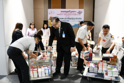 บรรยากาศระหว่างการขนหนังสือ