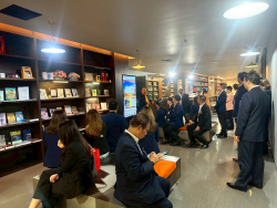 บรรณารักษ์หอสมุดรัฐสภากล่าวต้อนรับ คณะผู้เข้าอบรมหลักสูตรบริหารธุรกิจไทย - จีน รุ่นที่ 2 ของสมาคมผู้สื่อข่าวไทย - จีน