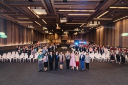 ผู้บริหารและผู้เข้าร่วมกิจกรรมถ่ายภาพร่วมกัน