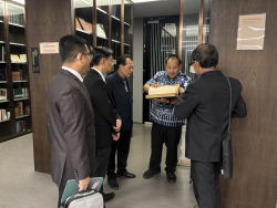 บรรณารักษ์นำชมและบรรยายข้อมูลสารสนเทศบริเวณชั้นหนังสือหายาก