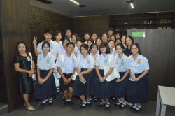คณะครูและนักเรียนถ่ายภาพเป็นที่ระลึกบริเวณชั้น 9 ลอย