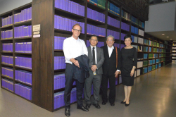 คณะผู้เยี่ยมชมถ่ายภาพเป็นที่ระลึกบริเวณรายงานการประชุมวุฒิสภา