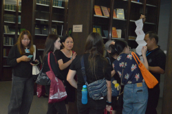 บรรณารักษ์นำชมหนังสือรัฐธรรมนูญแห่งราชอาณาจักรไทย บริเวณชั้นหนังสือหายาก
