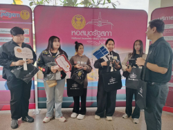 บรรณารักษ์บรรยาย แนะนำหอสมุดรัฐสภากับผู้เข้าร่วมโครงการ