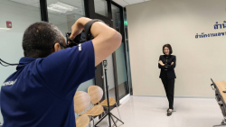 ประธานชมรมถ่ายภาพ สำนักงานเลขาธิการสภาผู้แทนราษฎร เป็นผู้ถ่ายภาพให้ข้าราชการสำนักวิชาการ
