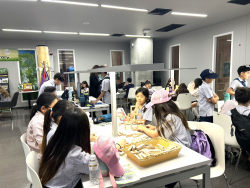 คณะนักเรียนเยี่ยมชมมุม Kids Corner Read and Play