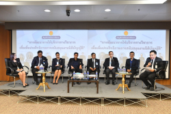 คณะวิทยากรระหว่างบรรยายบนเวทีเสวนาบรรยายเกี่ยวการพัฒนาการให้บริการทางวิชาการ เพื่อเพิ่มประสิทธิภาพการสนับสนุนงานนิติบัญญัติ
