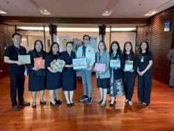 คณะทำงานเสริมสร้างความผาสุกและความผูกพัน สำนักวิชาการ รับมอบปฏิทินเก่าเพื่อเตรียมนำบริจาคต่อไป